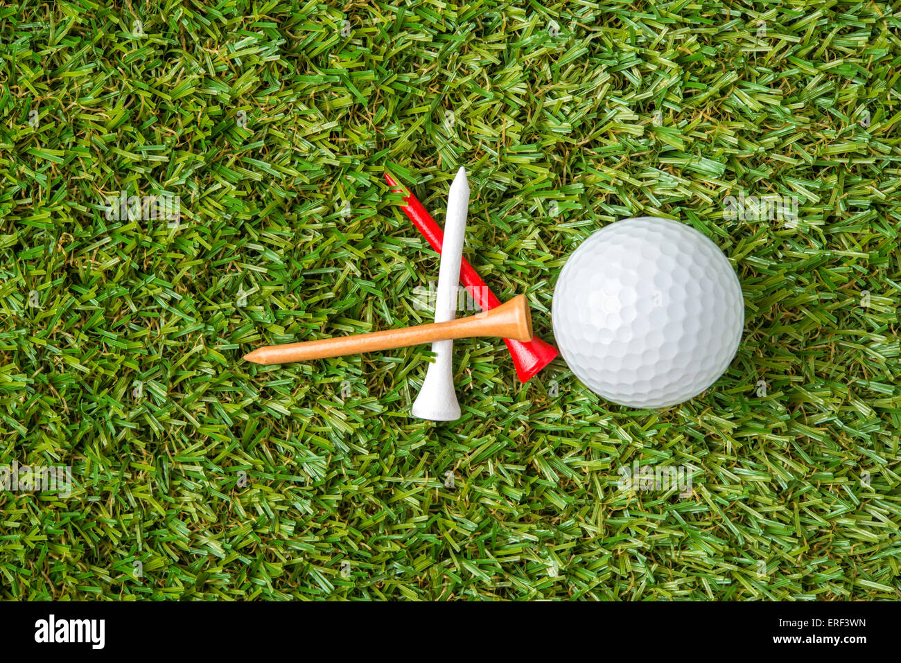 Ball und Holz Golftee auf Rasen Stockfoto