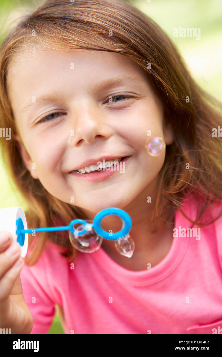 Kopf und Schultern Porträt eines Mädchens Seifenblasen Stockfoto