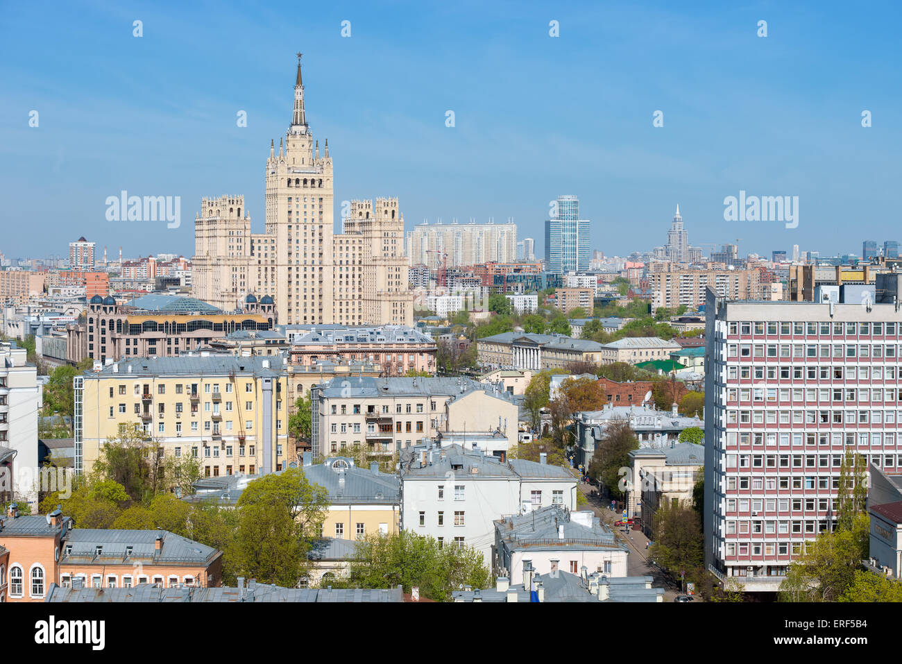 Panoramablick auf die Stalin-Wolkenkratzer am Kudrinskaya Square und Presnensky Bezirk von Moskau Stockfoto