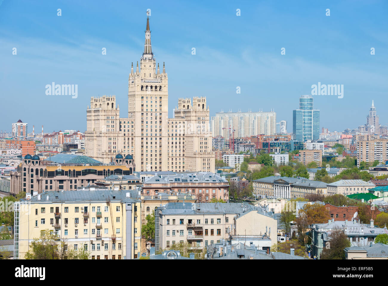 Panoramablick auf die Stalin-Wolkenkratzer am Kudrinskaya Square und Presnensky Bezirk von Moskau Stockfoto