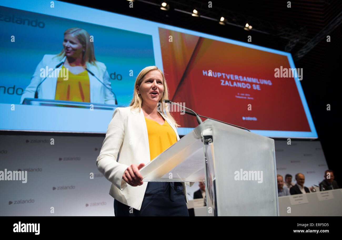 Berlin, Deutschland. 2. Juni 2015. Cristina Stenbeck, Vorsitzender des Aufsichtsrats der Zalando SE spricht auf der Zalando SE Hauptversammlung in Berlin, Deutschland, 2. Juni 2015. Foto: BERND VON JUTRCZENKA/DPA/Alamy Live-Nachrichten Stockfoto