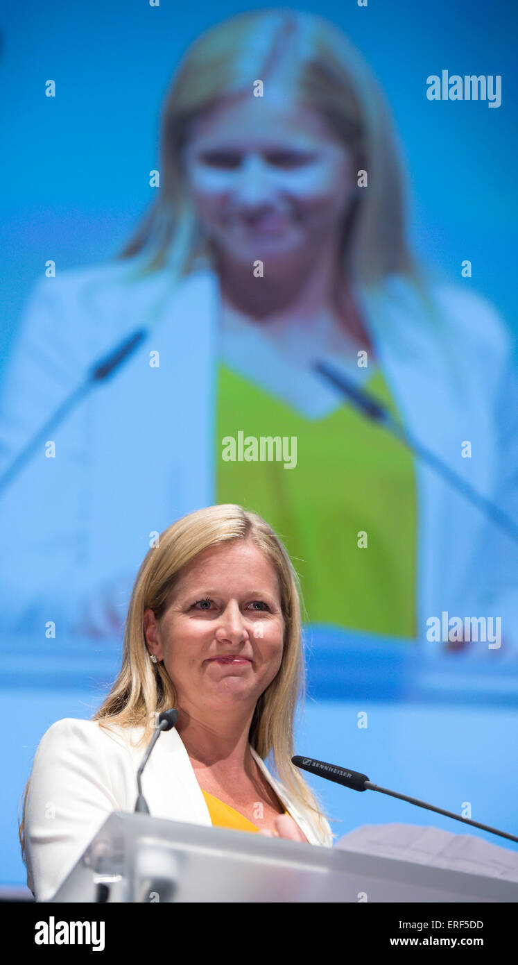 Berlin, Deutschland. 2. Juni 2015. Cristina Stenbeck, Vorsitzender des Aufsichtsrats der Zalando SE spricht auf der Zalando SE Hauptversammlung in Berlin, Deutschland, 2. Juni 2015. Foto: BERND VON JUTRCZENKA/DPA/Alamy Live-Nachrichten Stockfoto