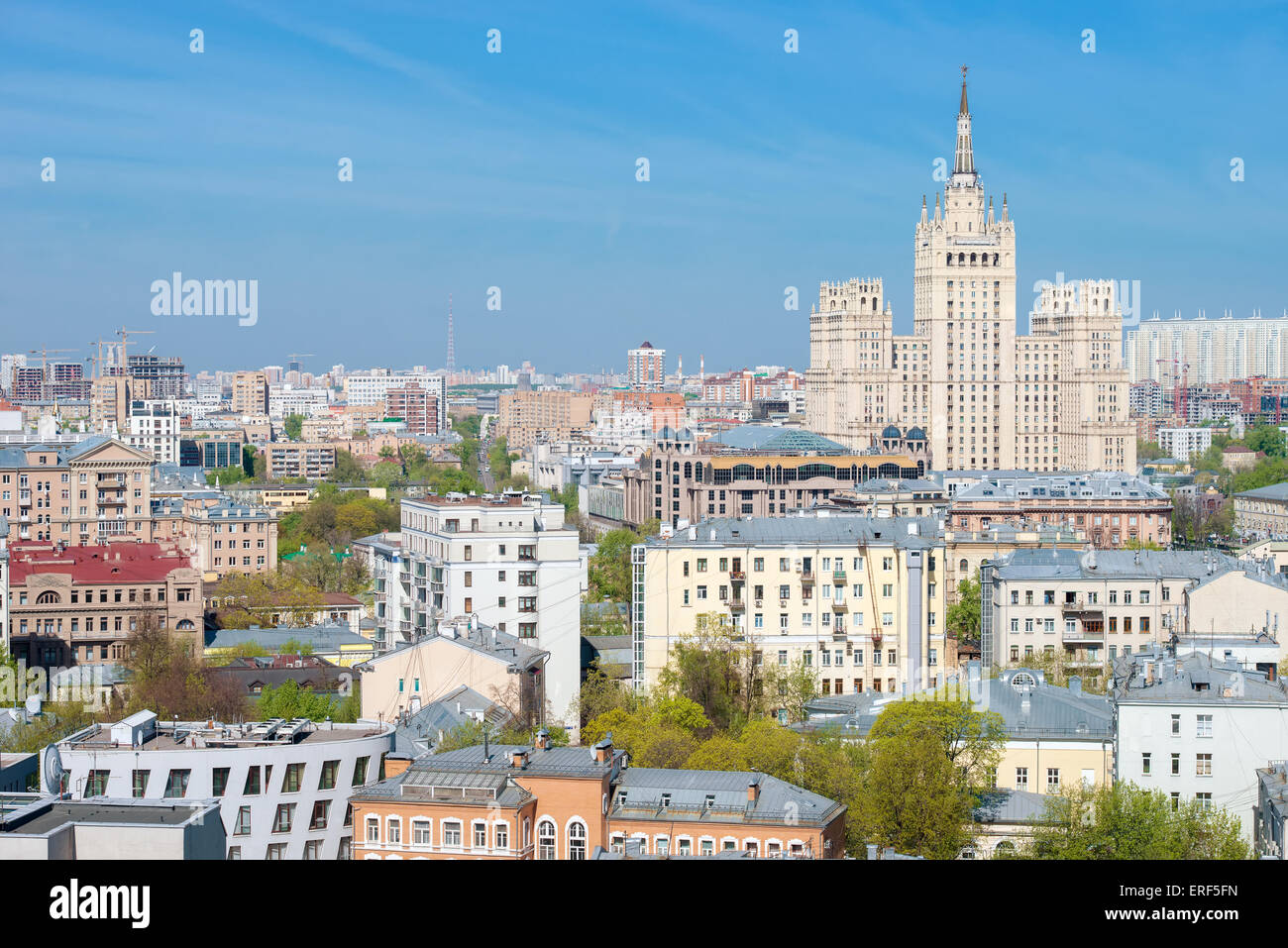 Panoramablick auf die Stalin-Wolkenkratzer am Kudrinskaya Square und Presnensky Bezirk von Moskau Stockfoto