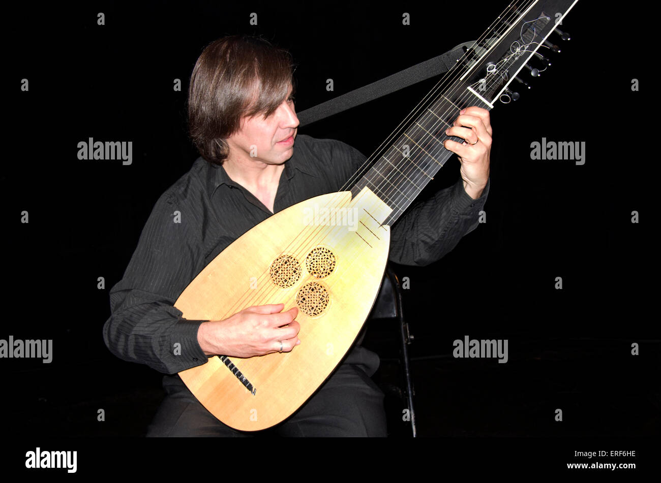 Musiker spielen eine Theorbe, einen langen Hals Laute mit einem zweiten Wirbelkasten.  Ursprünglich eine Bass-Laute mit einer Hals-Erweiterung, angepasst Stockfoto