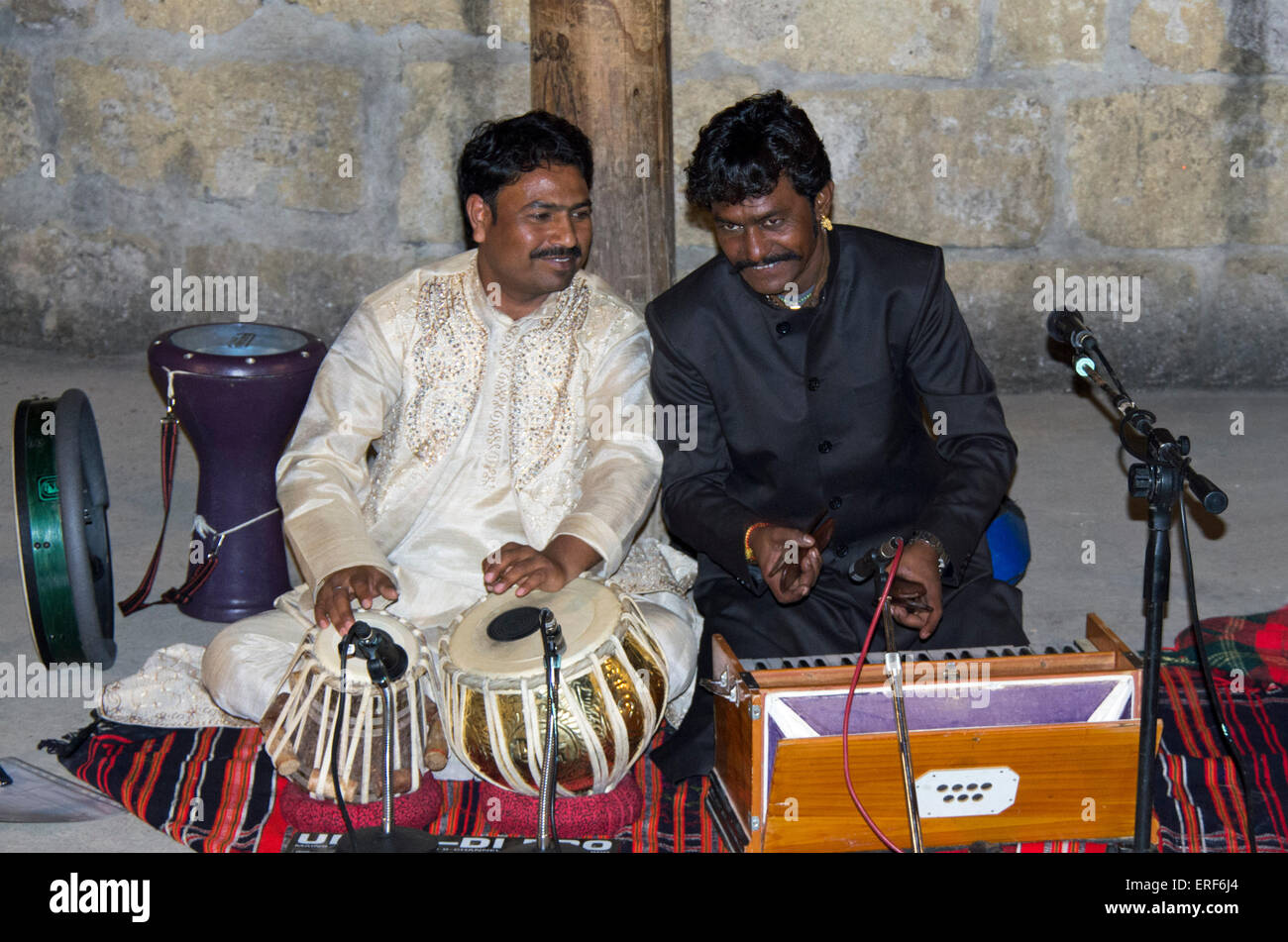 Rajasthani Tabla und Khartal Spieler. Die Khartal besteht aus zwei ähnlich geformte Holzteile und wird von der gleichen Hand gespielt. Stockfoto