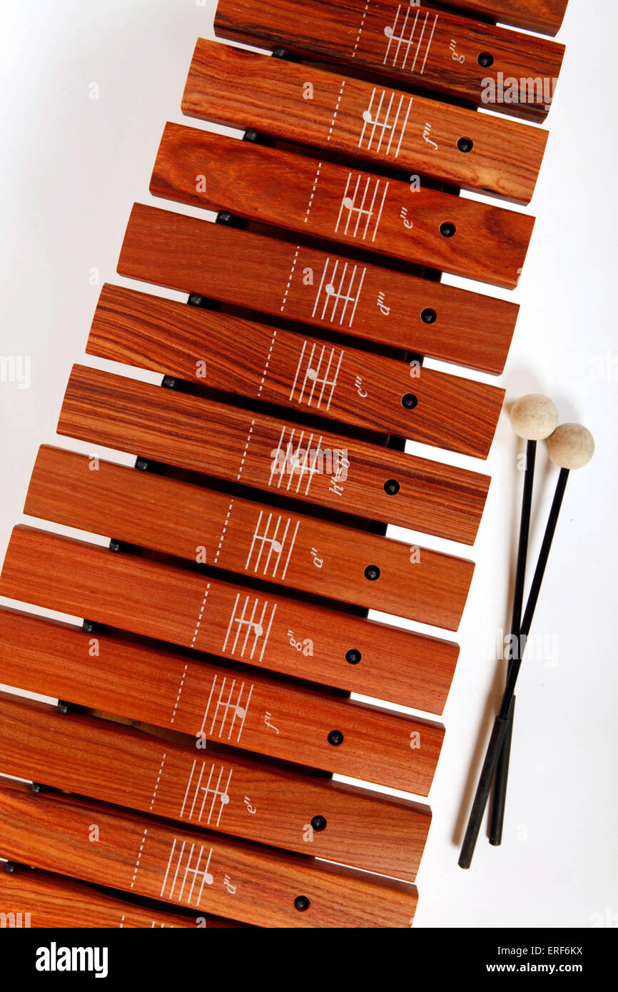 Detail der Bars und der gedruckten Notizen auf sie hautnah. Auf einem primären oder Junior Sopran Xylophon mit Stöcken - allgemeine Schule Stockfoto