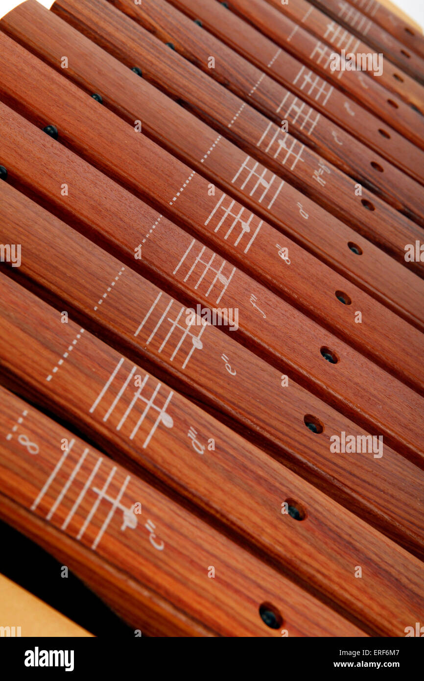 Detail der Bars und der gedruckten Notizen auf sie hautnah. Auf einem primären oder Junior Sopran Xylophon mit Stöcken - allgemeine Schule Stockfoto