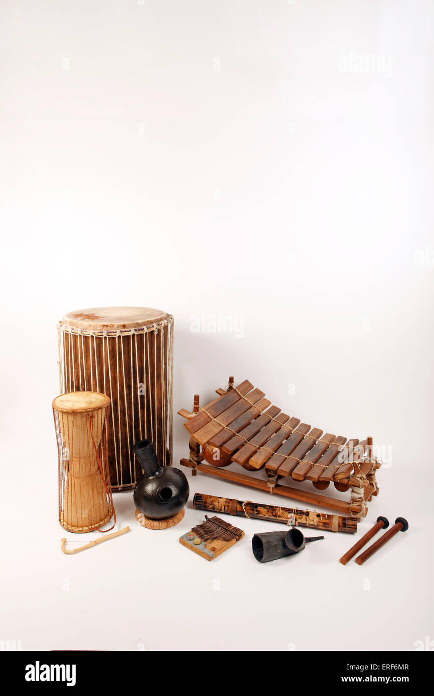 Eine Sammlung von afrikanischen Musikinstrument. Hintere Reihe links - Doum Doum Trommel, afrikanische Marimba oder Balafon, Front Row - rechts Stockfoto
