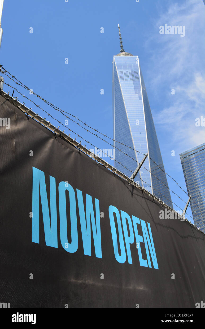 Zaun in der Nähe von Ground Zero mit World Trade Center Tower One im Hintergrund. Stockfoto