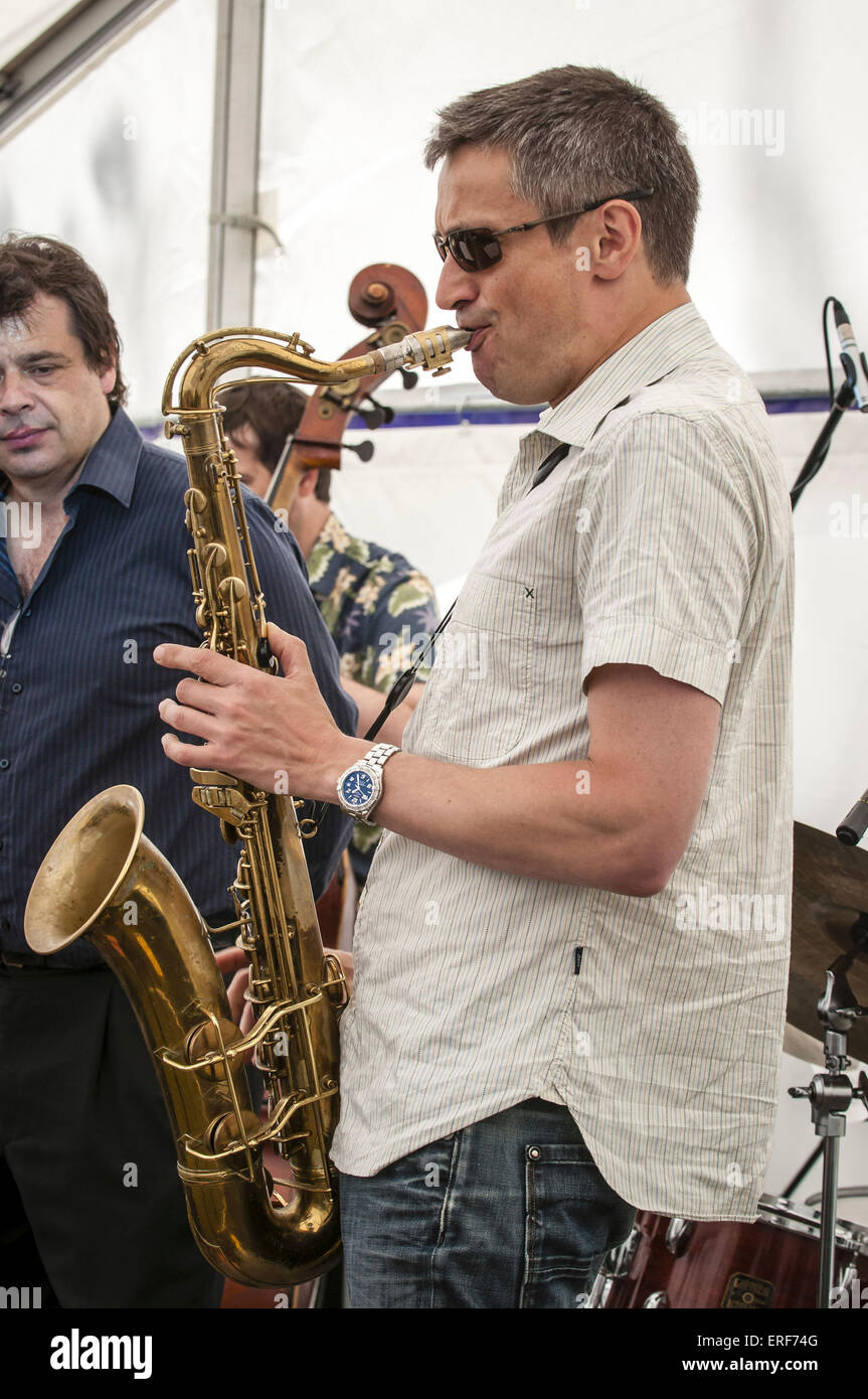 Dave O'Higgins spielt Tenorsaxophon mit Steve Waterman an das Jazzfestival von Swanage, Dorset, England Stockfoto