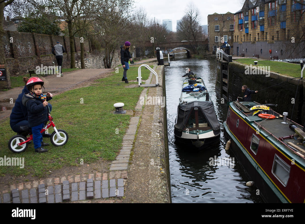 Narrowboat Eingabe eine Sperre auf Regents Canal in East London, UK. Regent es Canal kreuzt eine Gegend nördlich von central London. Es stellt eine Verknüpfung von der Paddington Arm des Grand Union Canal im Westen, Limehouse und der Themse im Osten Londons. Der Kanal ist 13,8 Kilometer (8,6 Meilen) lang. Stockfoto