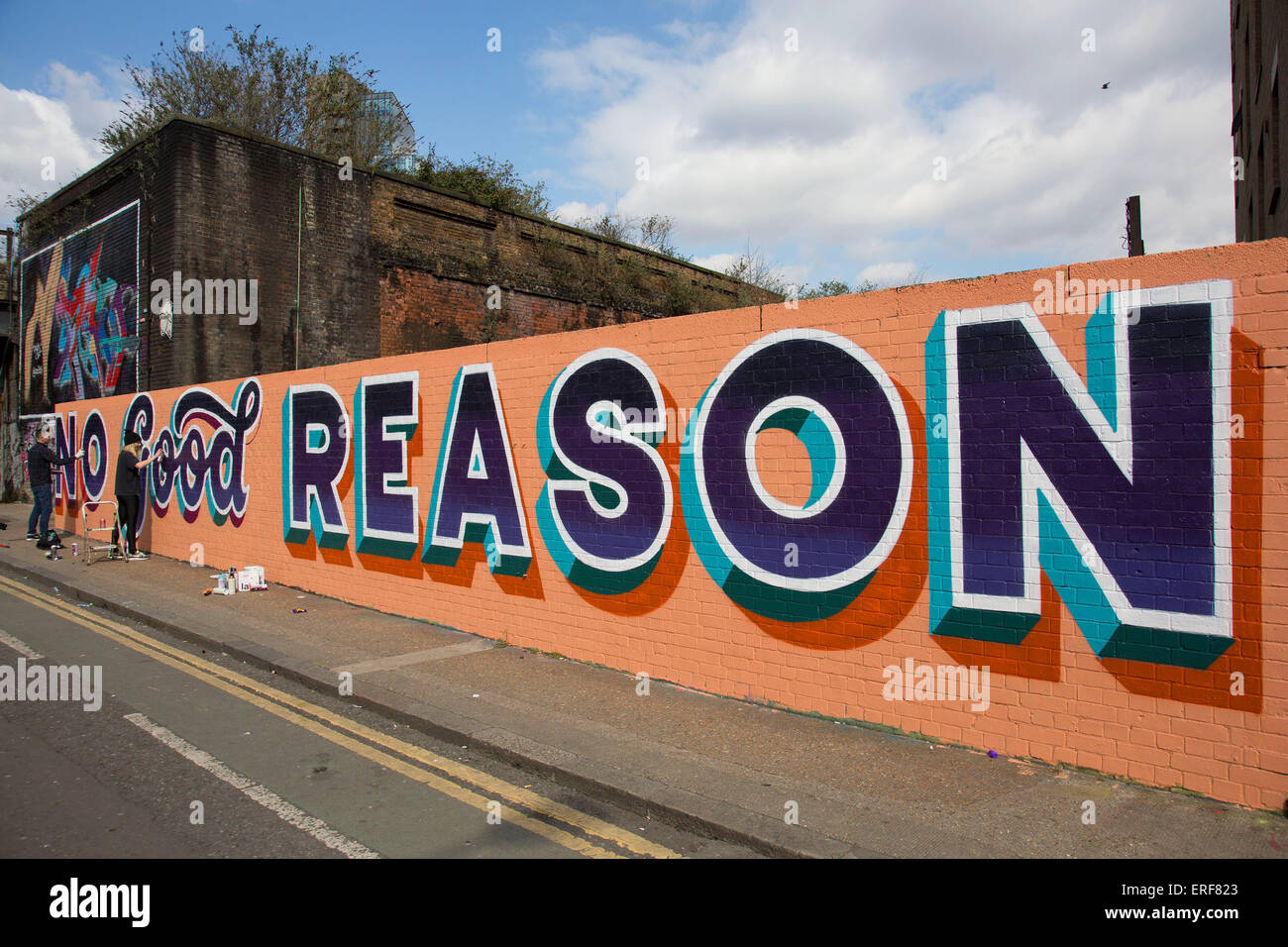 Street-Art in Shoreditch, London, UK. Nicht guten Grund, ein Graffiti-Arbeiten von Künstlern Gary aus ha/Msk und Mädchen gemacht = gut = Lilly Lou. Stockfoto