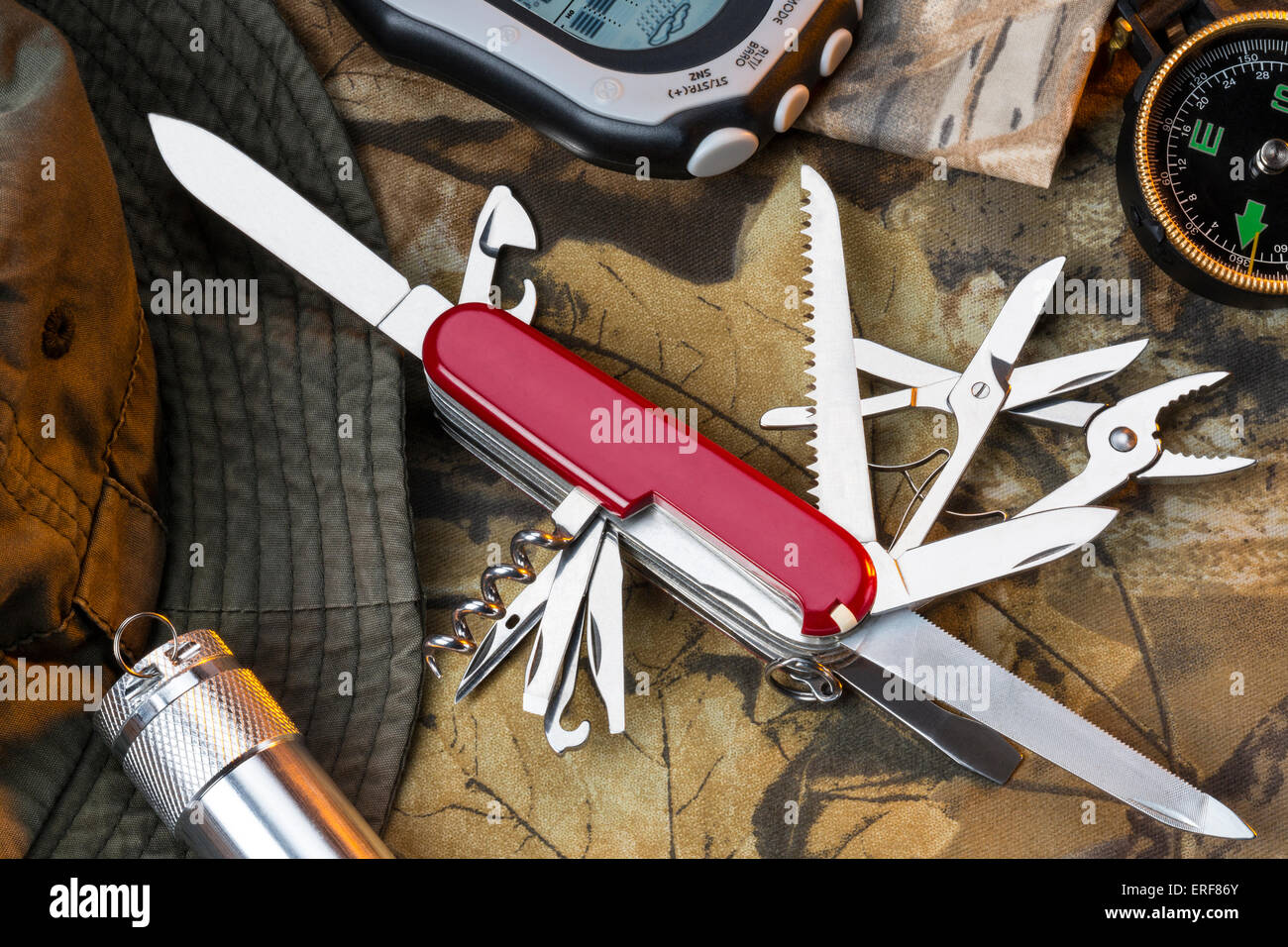 Ein Schweizer Armee-Stil der multifunktionale Messer und Ausrüstung für Outdoor. Stockfoto