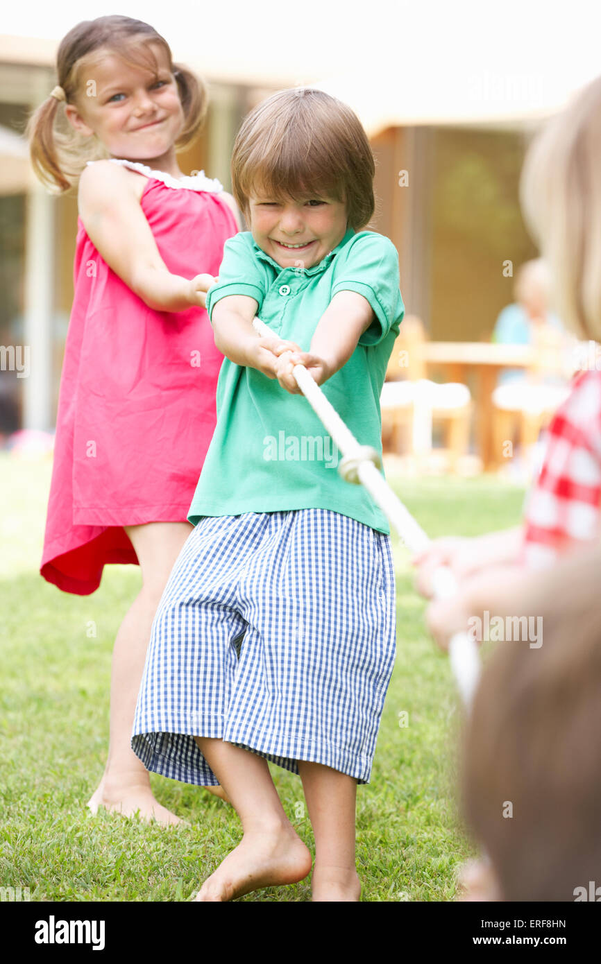 Kinder spielen Tauziehen Stockfoto