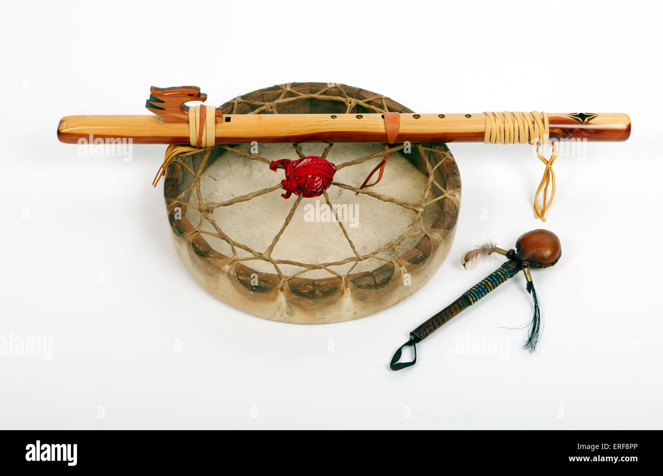 Sammlung oder nordamerikanischen oder Indianer Instrumente. Red Indian  Handtrommel aus Holz-Block-Konstruktion und ein ausblenden oder  Stockfotografie - Alamy