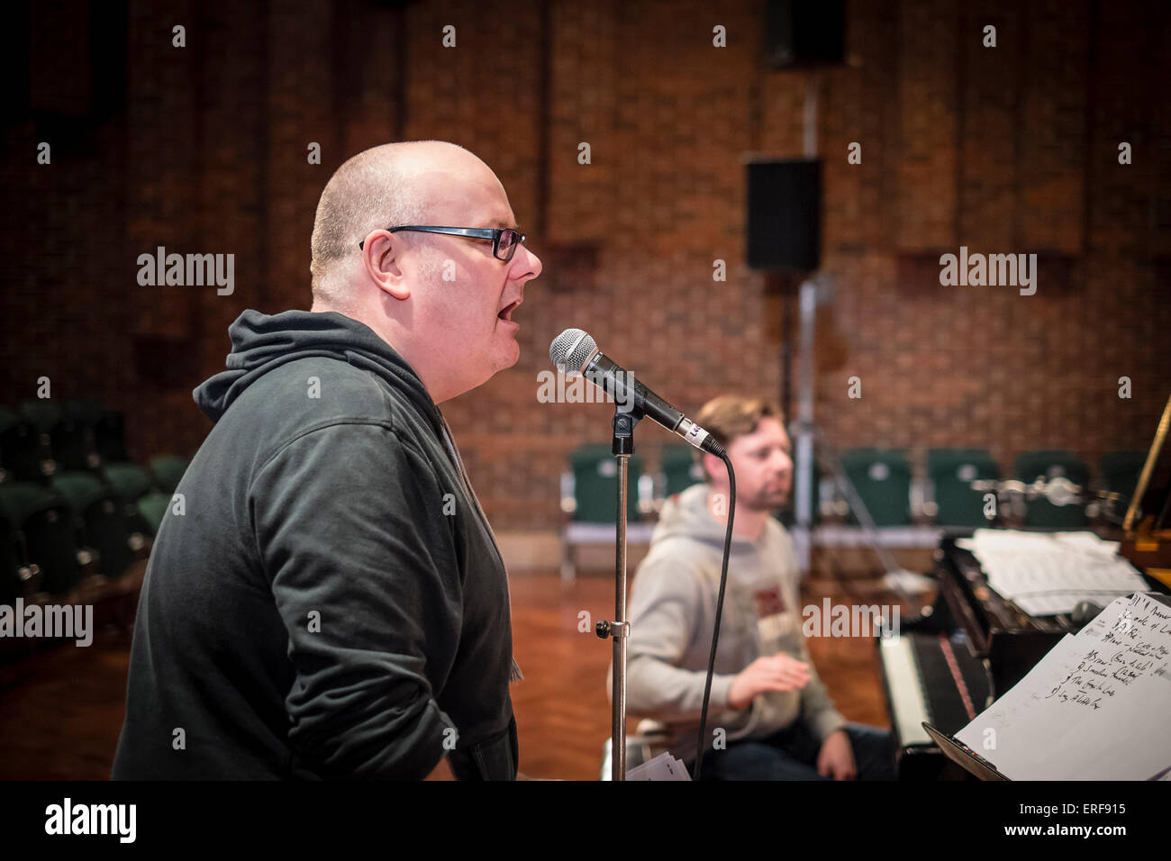 Sänger Ian Shaw während Ton prüft in der Turner Sims Concert Hall in Southampton, England. Stockfoto