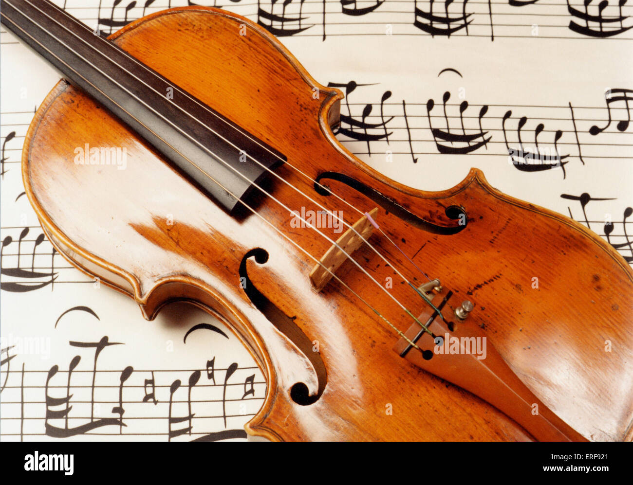 Geige auf Hintergrundmusik Partitur Stockfoto