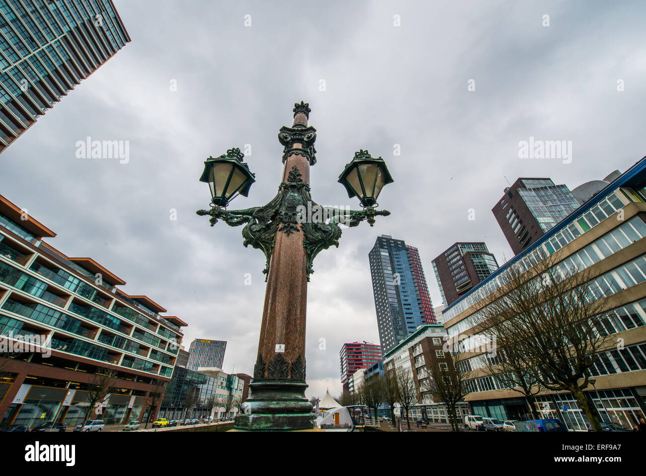 Rotterdam in die Top 5 Städte von Lonely Planet mit Blick auf die modernen Gebäude in der Wijnhaven Stockfoto