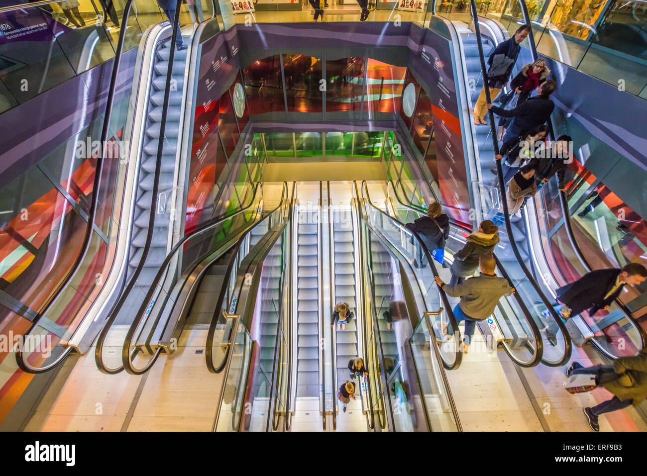 Rolltreppe im berühmten Markt Hall von Rotterdam Stockfoto