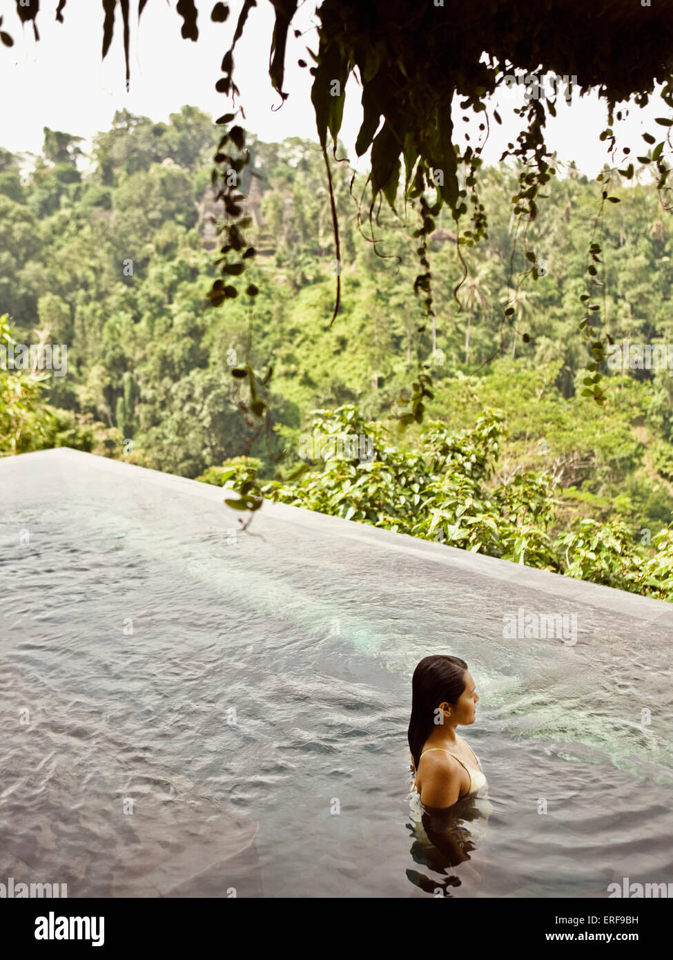 Asiatischen weiblichen Gast im Infinity-Pool des privaten Poolvilla in Ubud Hanging Gardens, Bali, Indonesien. Stockfoto