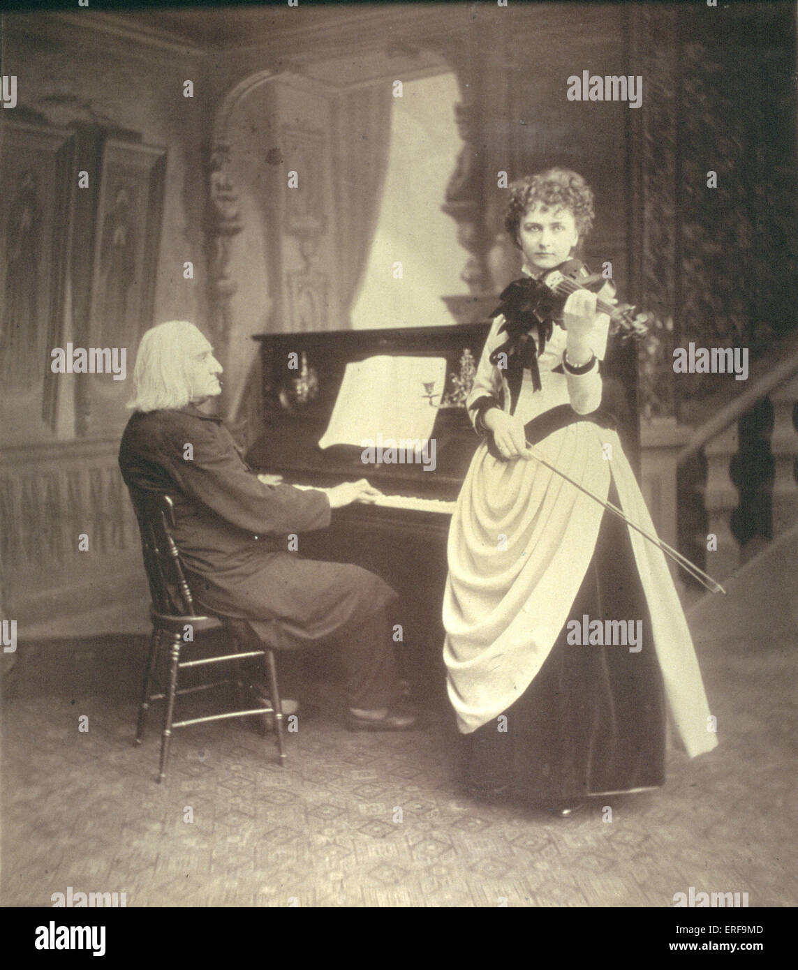 LISZT, Franz, ungarischer Pianist und Komponist am Klavier mit Mary HARKNES (später Arma SENKRAH) (Am.violinist:1885-1900). Beethovens "Frühlingssonate" zu spielen. Foto von L.Held, 31. Juli 1885. Als Liszt in England war. 22. Oktober 1811 - 31. Juli 1886. Stockfoto