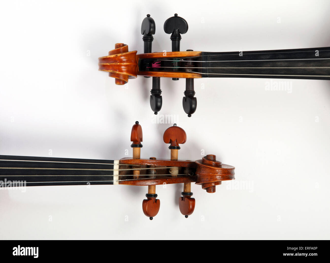 Zwei Violine Schriftrollen, einem barocken, eine klassische Violine Stockfoto