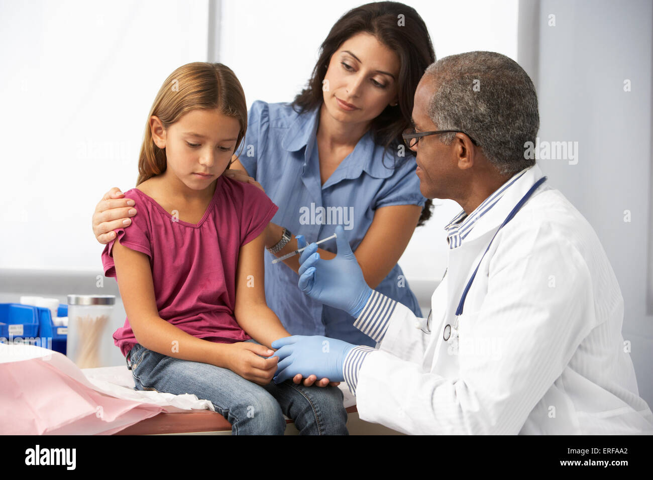 Arzt In der Chirurgie geben junge Mädchen Injektion Stockfoto