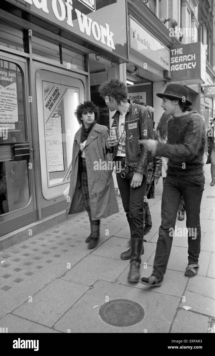 Drei Punks zu Fuß in der Kings Road, London, UK, 1979. Stockfoto