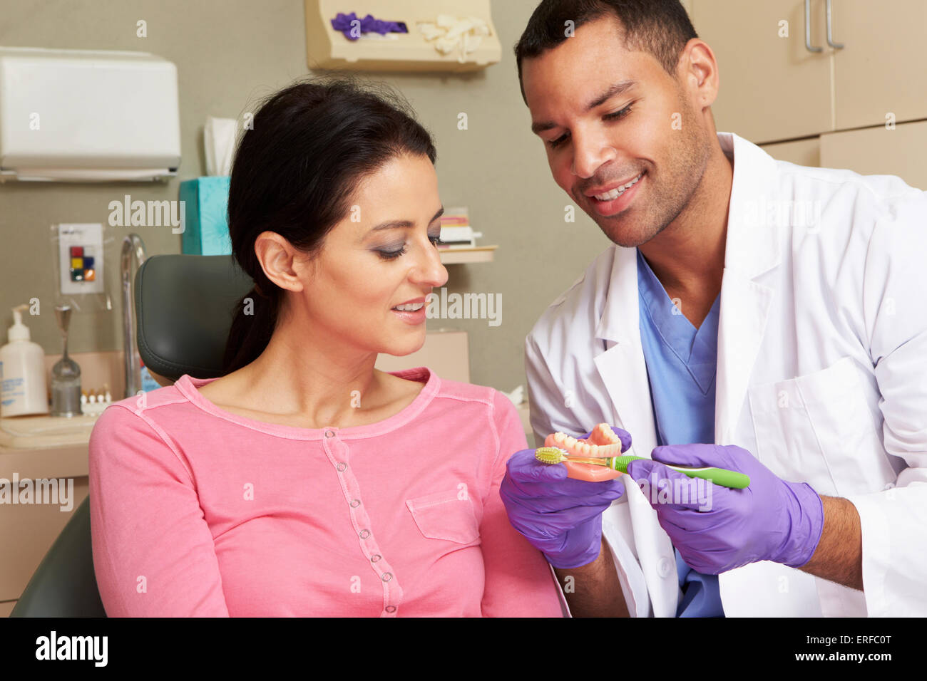 Zahnarzt, die demonstrieren, wie Zähneputzen, Patientin Stockfoto