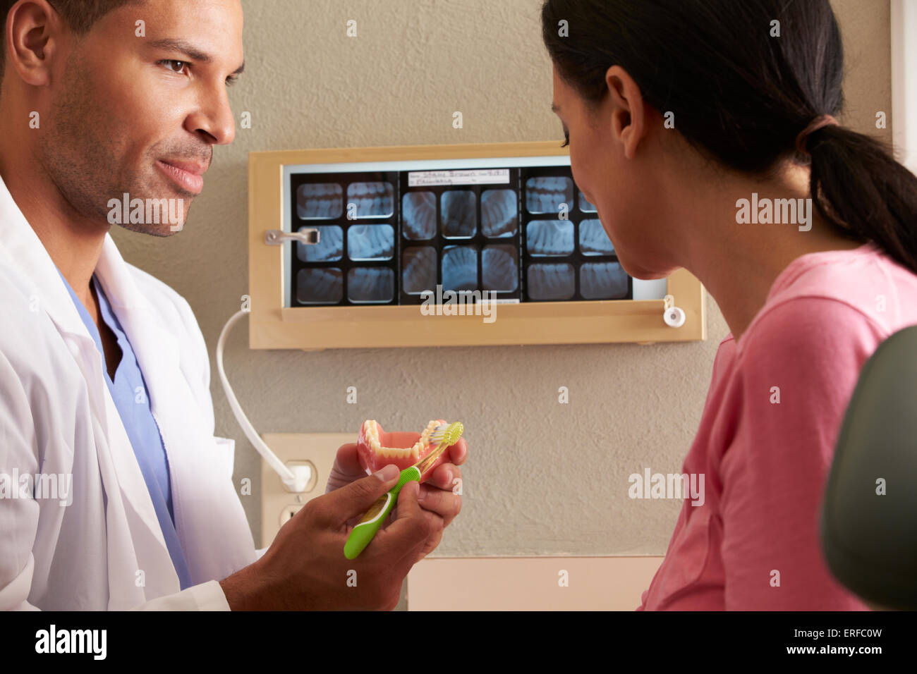 Zahnarzt, die demonstrieren, wie Zähneputzen, Patientin Stockfoto