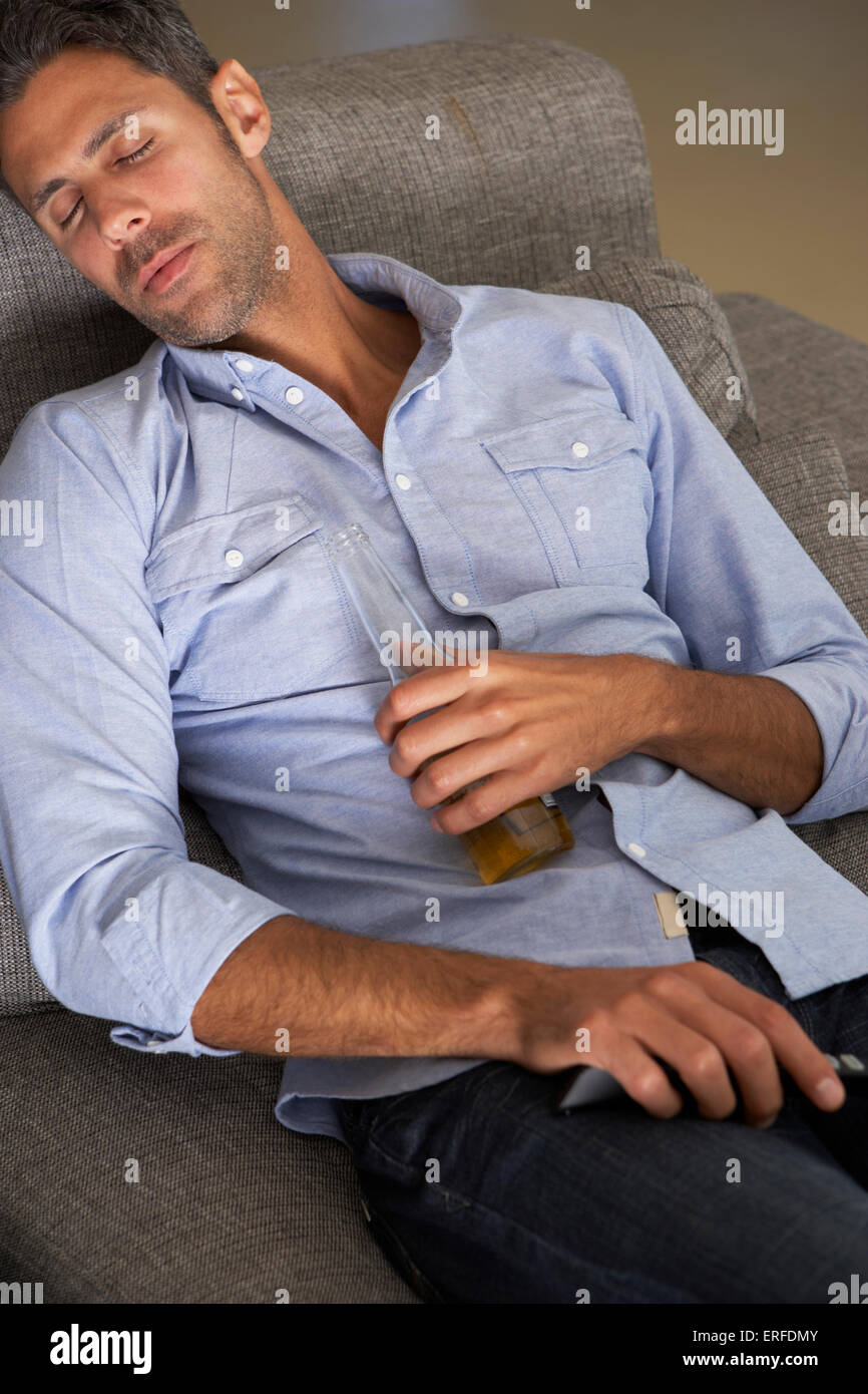 Hispanic Mann auf Sofa vor dem Fernseher eingeschlafen Stockfoto