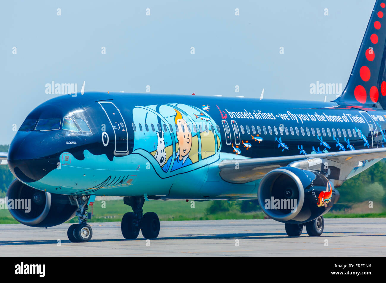 Moskau, Russische Föderation - 26. Mai 2015: Brüssel Airlines A320 Rollen nach der Landung. Oficial Schmierblutungen in Flughafen Moskau-Domodedowo Stockfoto