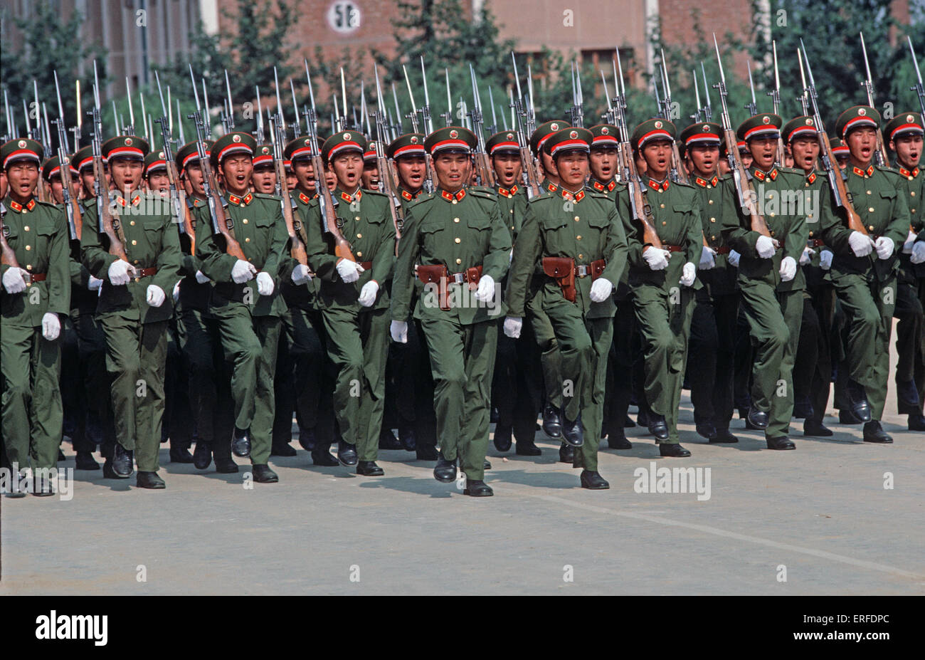 Peoples Liberation Army-Offiziere, die Bohrungen in Shijiazhuang Military Academy, Provinz Hubei, China, 1985 Stockfoto