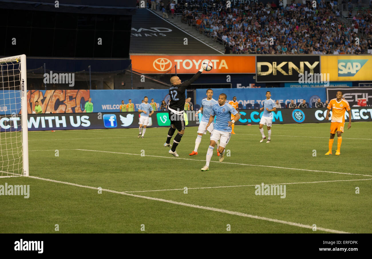 New York, NY - 30. Mai 2015: New York City Football Club Torhüter Josh Saunders spart Ball während des Spiels zwischen New York City Football Club und Houston Dynamo im Yankee Stadium Stockfoto