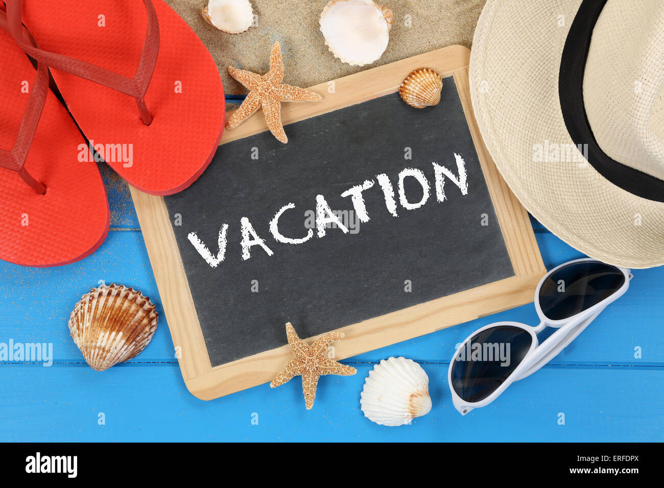 Urlaub am Strand im Sommer mit Muscheln, Sonnenbrille und Hut Stockfoto