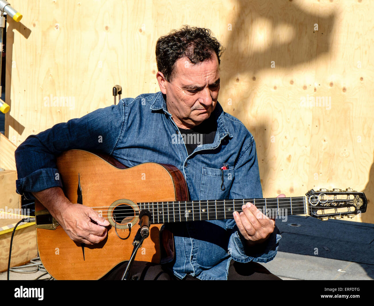 Belgische stammende Roma Gitarrist Fapy Lafertin während Ton prüft bei eine Open-Air-Aufführung in Southampton, England. Stockfoto