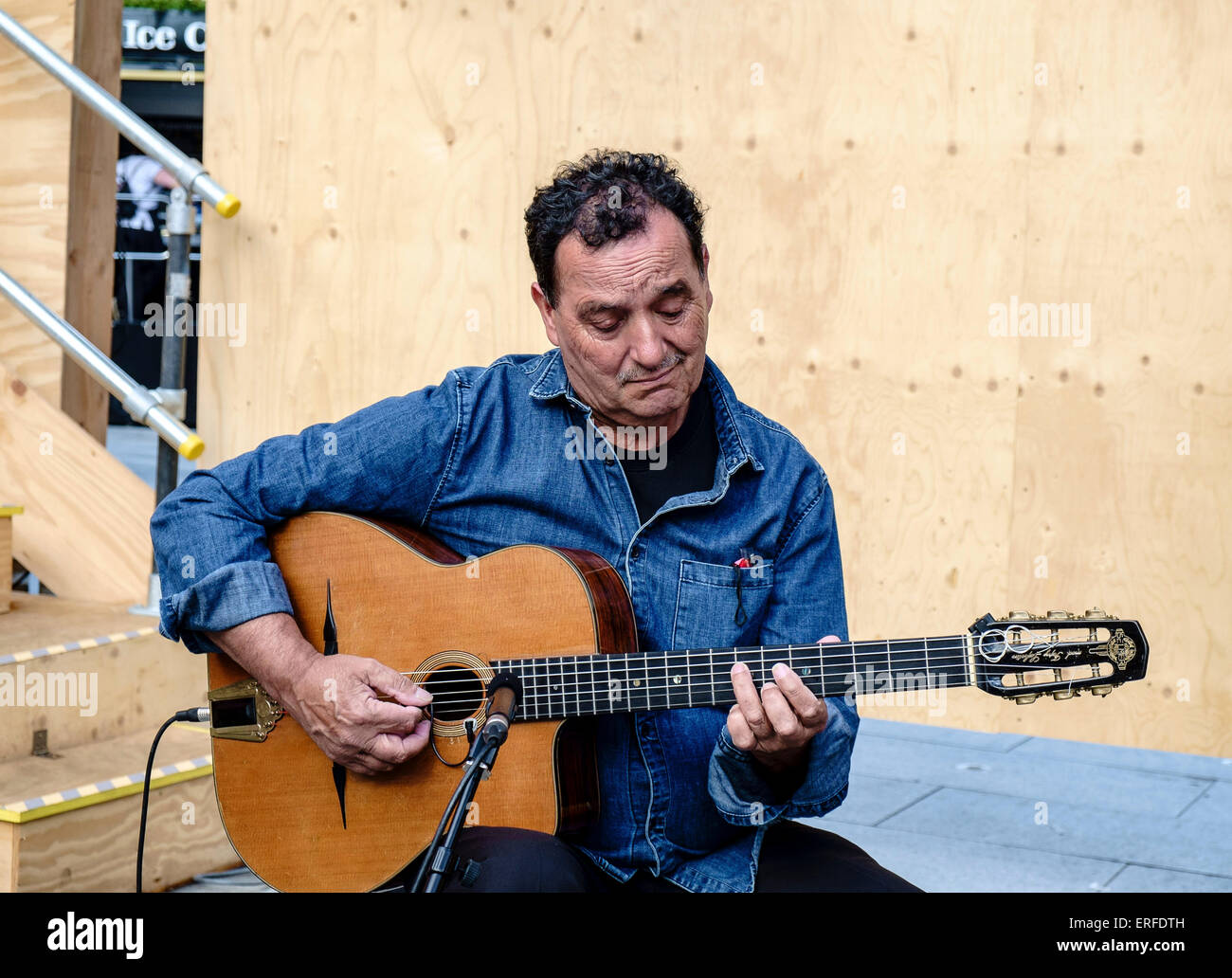 Belgische stammende Roma Gitarrist Fapy Lafertin während Ton prüft bei eine Open-Air-Aufführung in Southampton, England. Stockfoto
