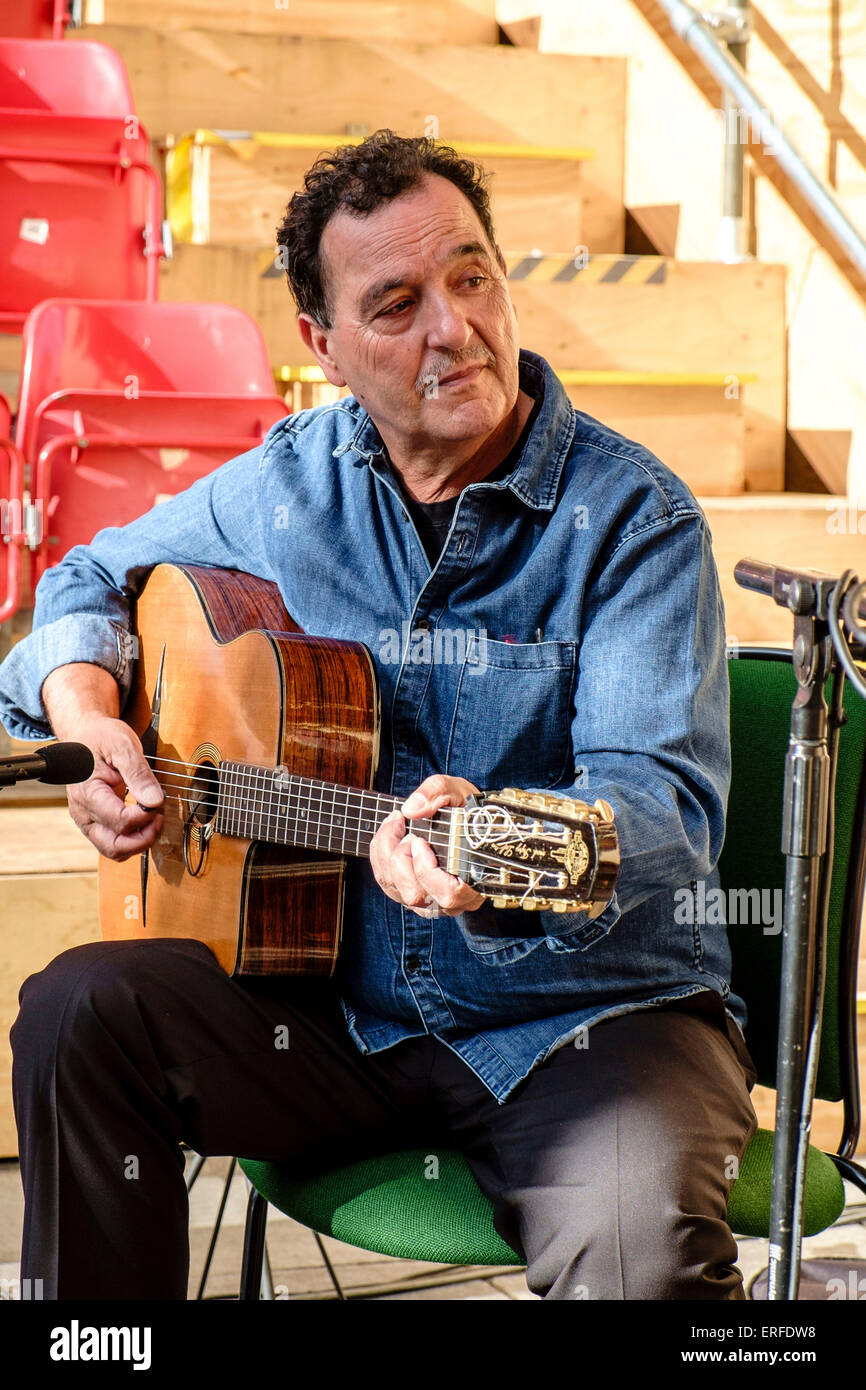 Belgische stammende Roma Gitarrist Fapy Lafertin während Ton prüft bei eine Open-Air-Aufführung in Southampton, England. Stockfoto