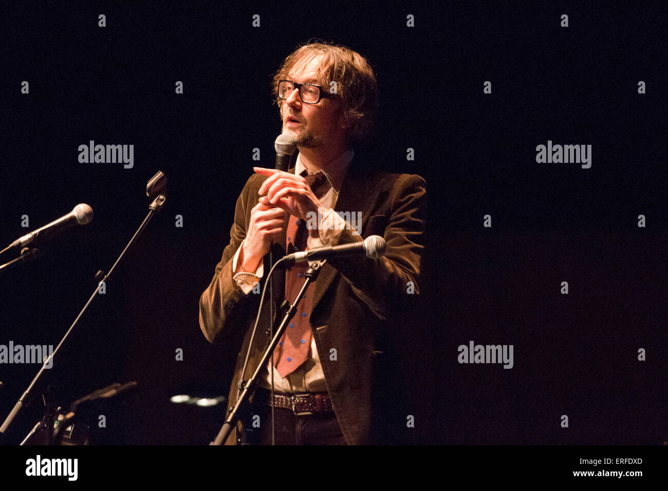 Jarvis Cocker, englischer Musiker bei einem Konzert für Ewan MacColl Celtic Verbindungen 2015 durchführen. 25. Januar. Glasgow Stockfoto