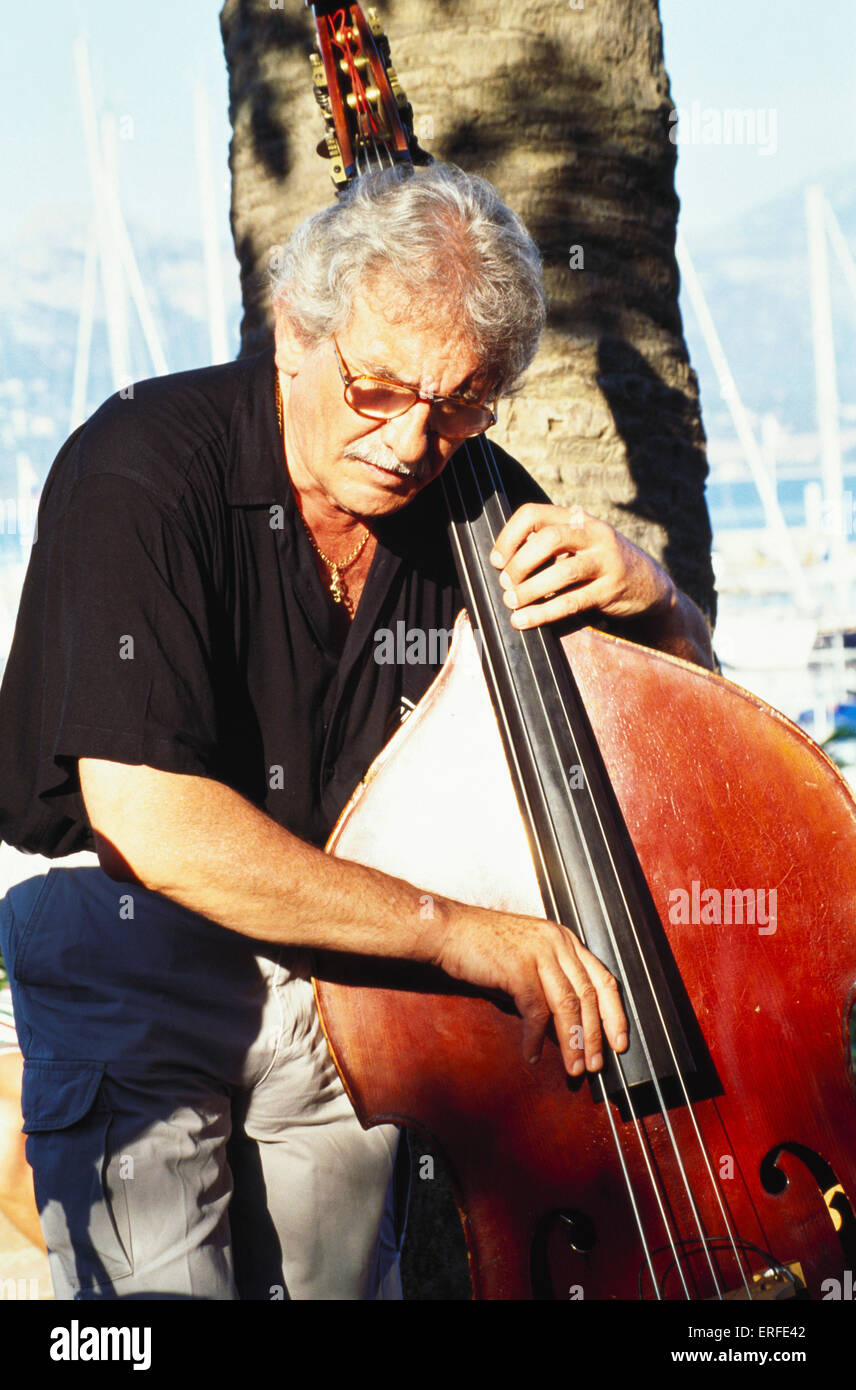 Kontrabass gespielt pizzicato (gezupft) von männlichen Musiker Stockfoto