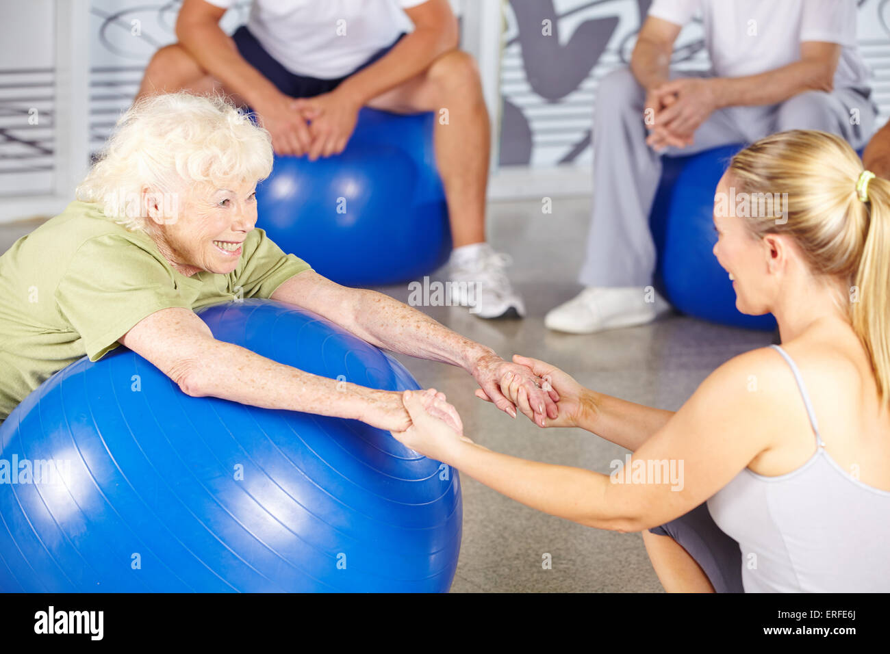 Happy senior Woman Fitness-Trainer im Reha-Zentrum Stockfoto