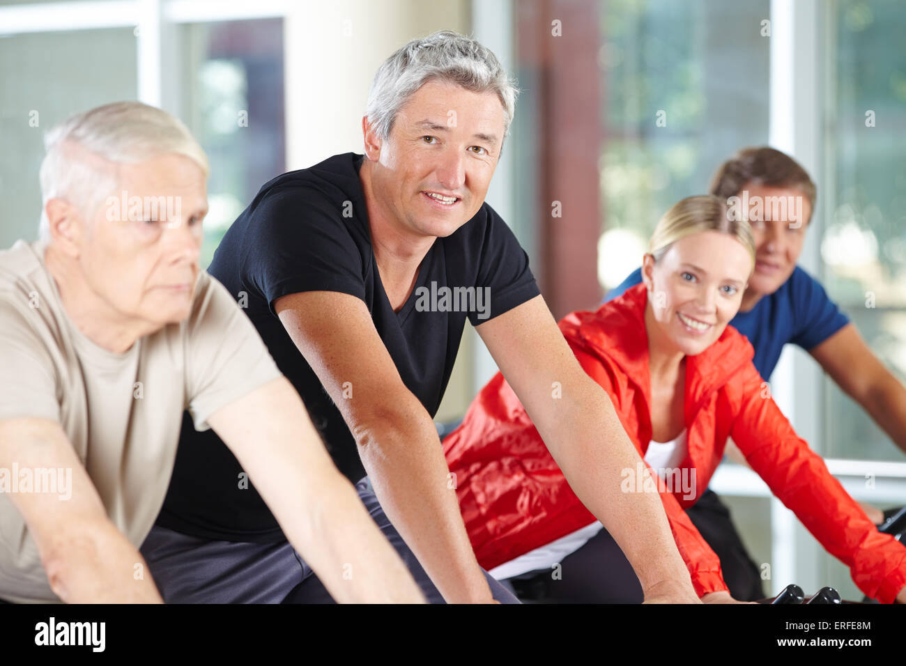 Mann in der Gruppe der Senioren in der Spinnerei-Klasse in ein Fitness-Studio Stockfoto