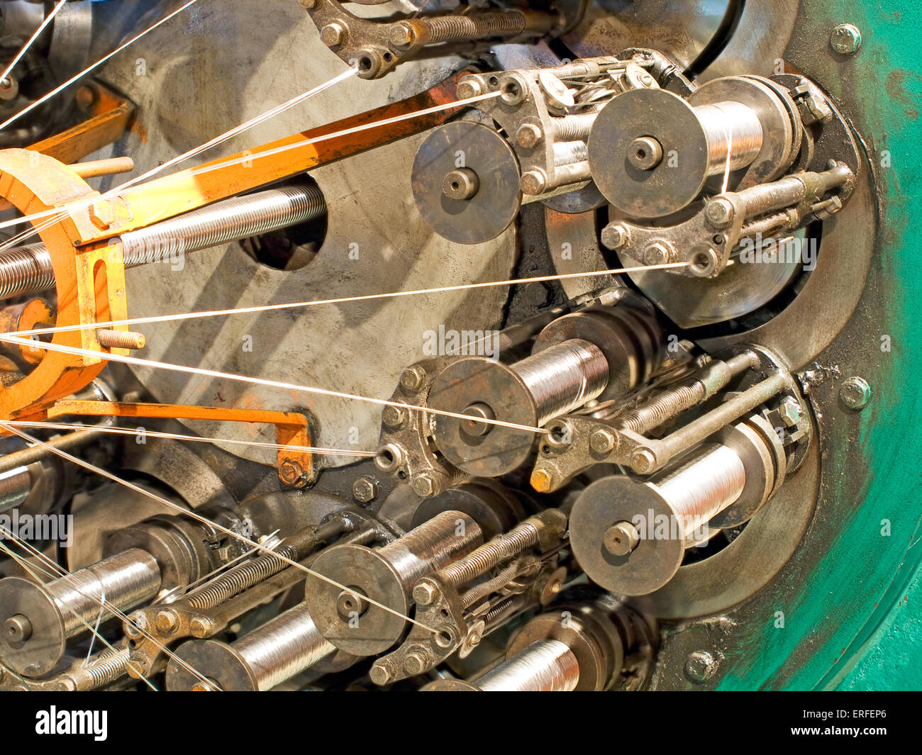Die Flechtmaschine Closeup genommen. Flexibler Metallschlauch Produktionslinie. Stockfoto