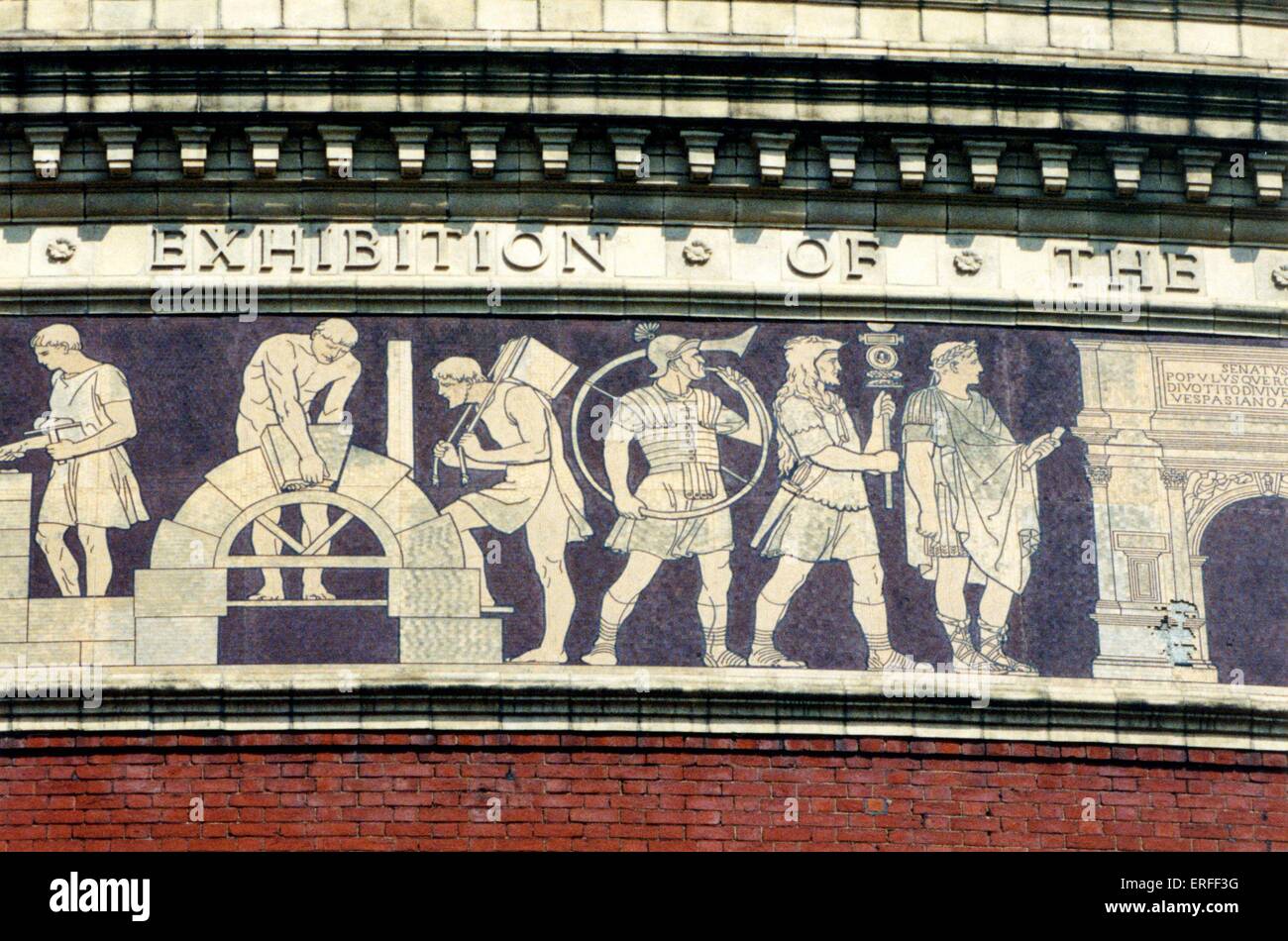 Royal Albert Hall, renovierten Fries.  London 2003. Römische Zahl spielen ein Jagdhorn. Stockfoto