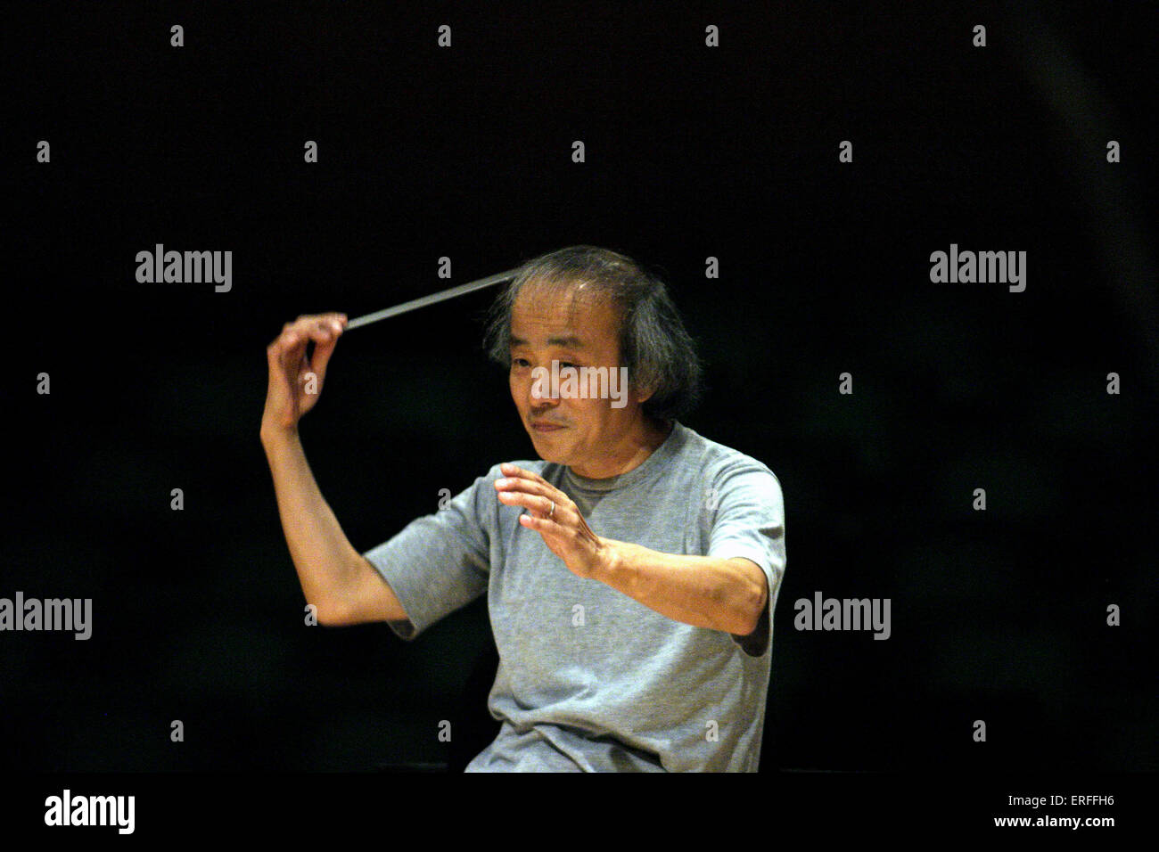 Tadaaki Otaka mit Taktstock zu dirigieren. September 2004, Str. Davids Hall, Cardiff.  Japanischen Dirigenten Stockfoto