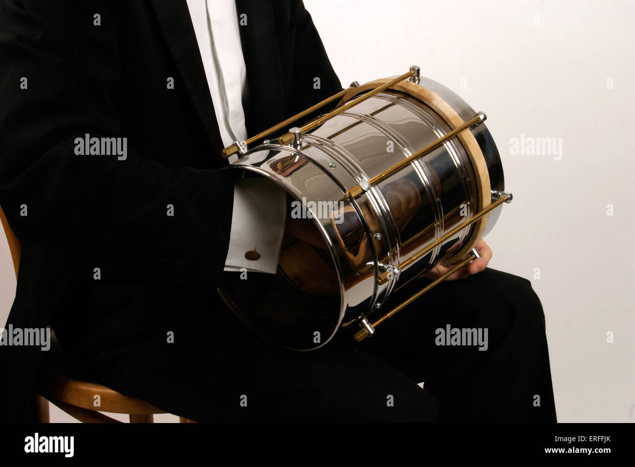 Cuica in Spielposition, zeigt Hand im Inneren der Trommel spielt die Reibung Post auf der Haut lateinamerikanischen befestigt Stockfoto