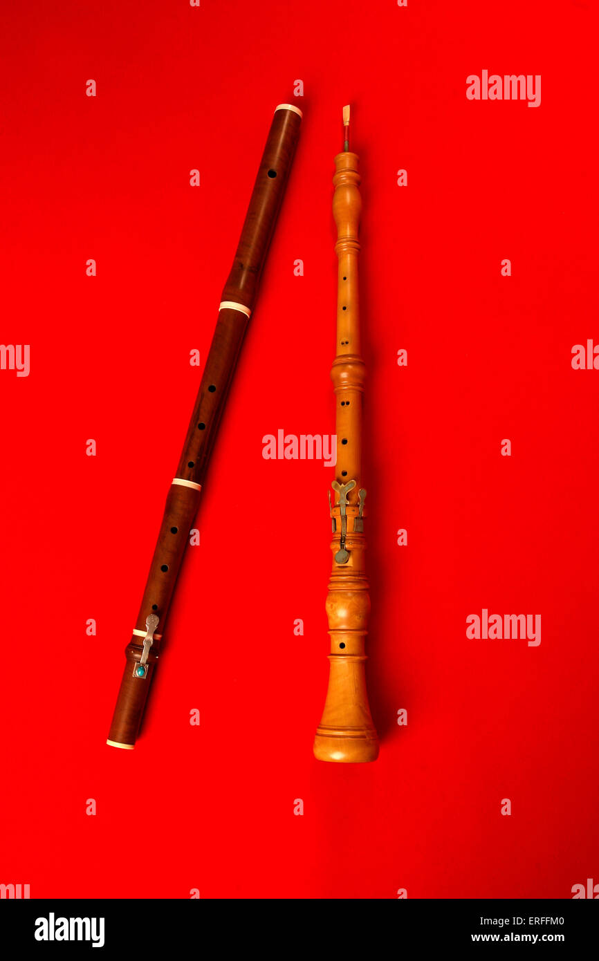 Barockinstrumente - eingegeben eine Querflöte und drei ausgestanzten Oboe roten Hintergrund. Stockfoto