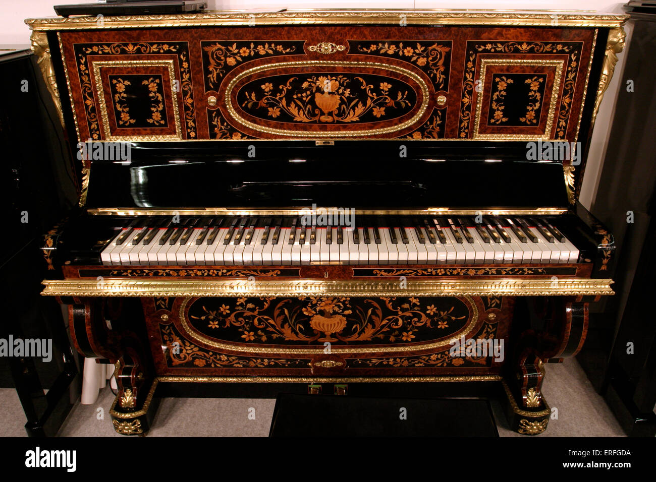Hoch dekoriert Klavier, Burr Holznutzung und Intarsien Motive. Stockfoto