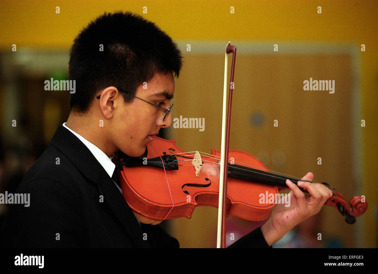 Violine, gespielt von weiterführenden Schule Schüler, Southwark, London, UK. Stockfoto