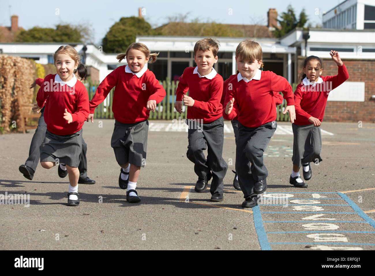 Grundschüler im Spielplatz laufen Stockfoto